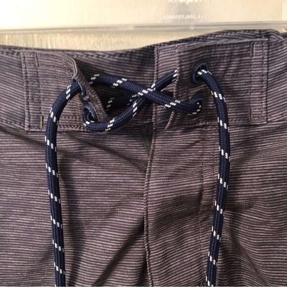 VINEYARD VINES MENS 28 PERFORMANCE BOARD SHORTS GRAY STRIPED SIDE STRIPE DETAIL - Picture 3 of 7